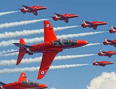 Τα Red Arrows στην Ελλάδα για… προπόνηση (βίντεο)